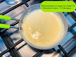 Huevo rehidratado homogeneo en sarten Huevo rehidratado homogeneo en sarten