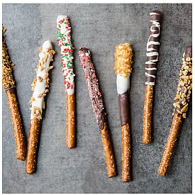 pretzel rods de palitos cubiertos con chocolate, sprinkles y rayas